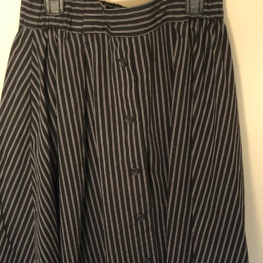 Button front flexible waist skirt